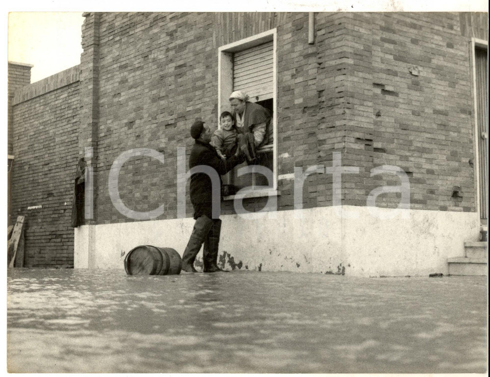 Fotografia d epoca originale 1960 ca ROMA FIUMICINO Situazione drammatica per una violenta mareggiata Foto 1