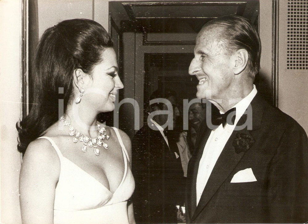 Fotografia d epoca originale 1965 ca NEW YORK Hotel PLAZA Serge OBOLENSKY sorride a Ira VON FURSTENBERG Foto 1