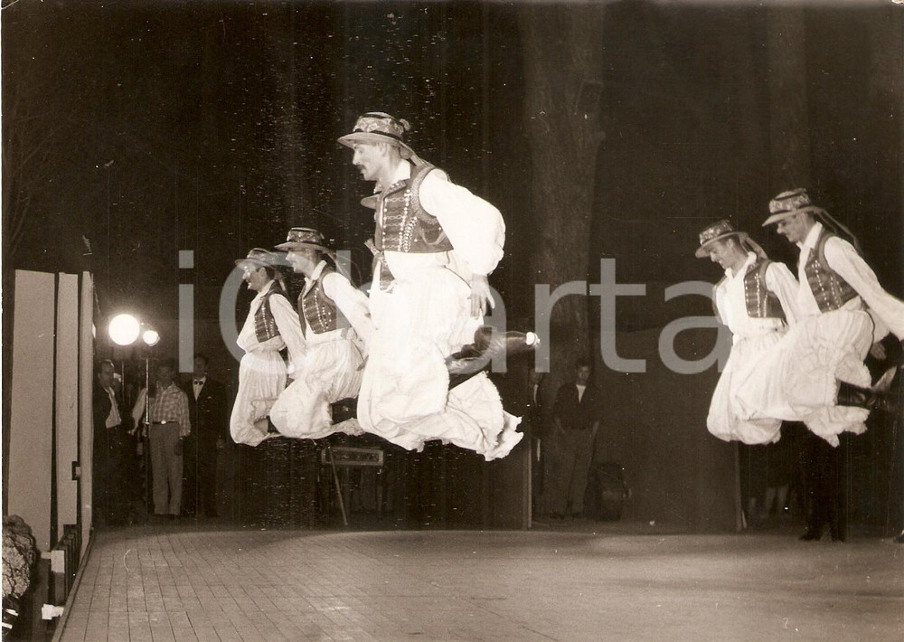 Fotografia d epoca originale 1956 GENOVA Danze zigane ai Parchi di Nervi  Complesso di Stato ungherese Foto 1