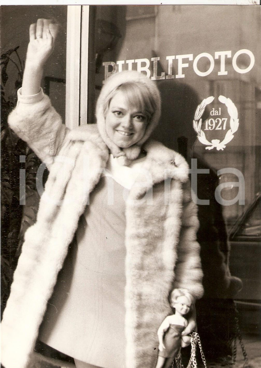 Fotografia d epoca originale 1969 MILANO Rita PAVONE visita la sede della PUBLIFOTO Foto 18x23 cm 1