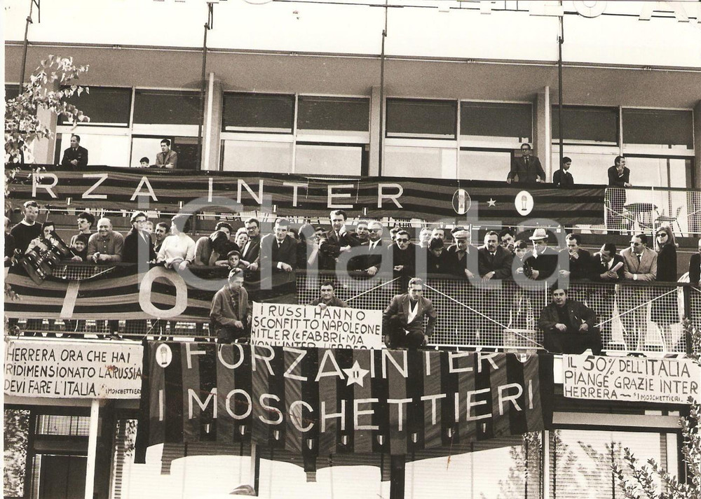 Fotografia d epoca originale 1966 MALPENSA Russi hanno sconfitto Napoleone ma non INTER StrIscioni Foto 1