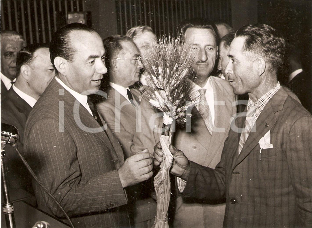 Fotografia d epoca originale 1955 ROMA Convegno COLDIRETTI On. Paolo BONOMI riceve dono da agricoltore Foto 1