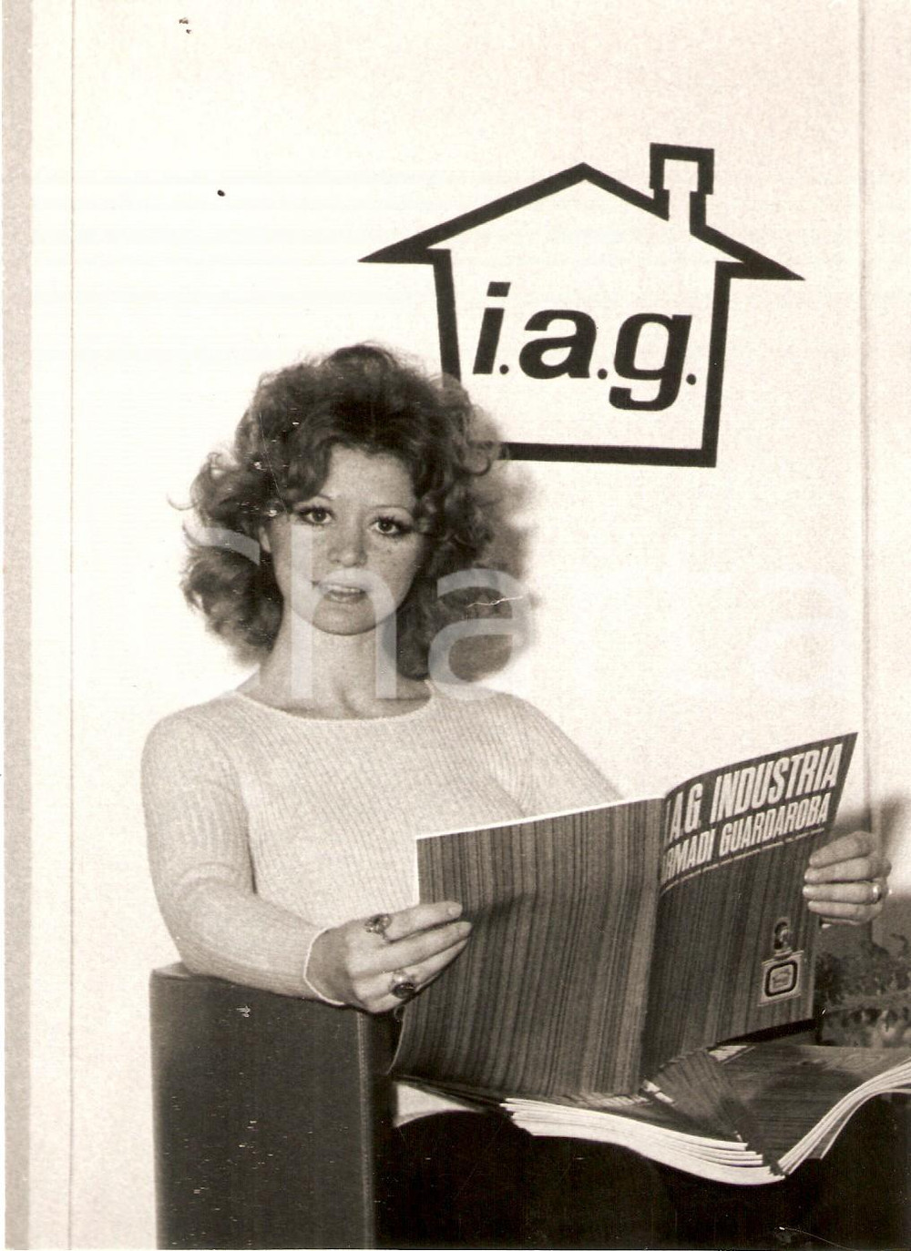 Fotografia d epoca originale 1970 MILANO Attrice Milla SANNONER sceglie mobili allo stand IAG INDUSTRIA Foto 1