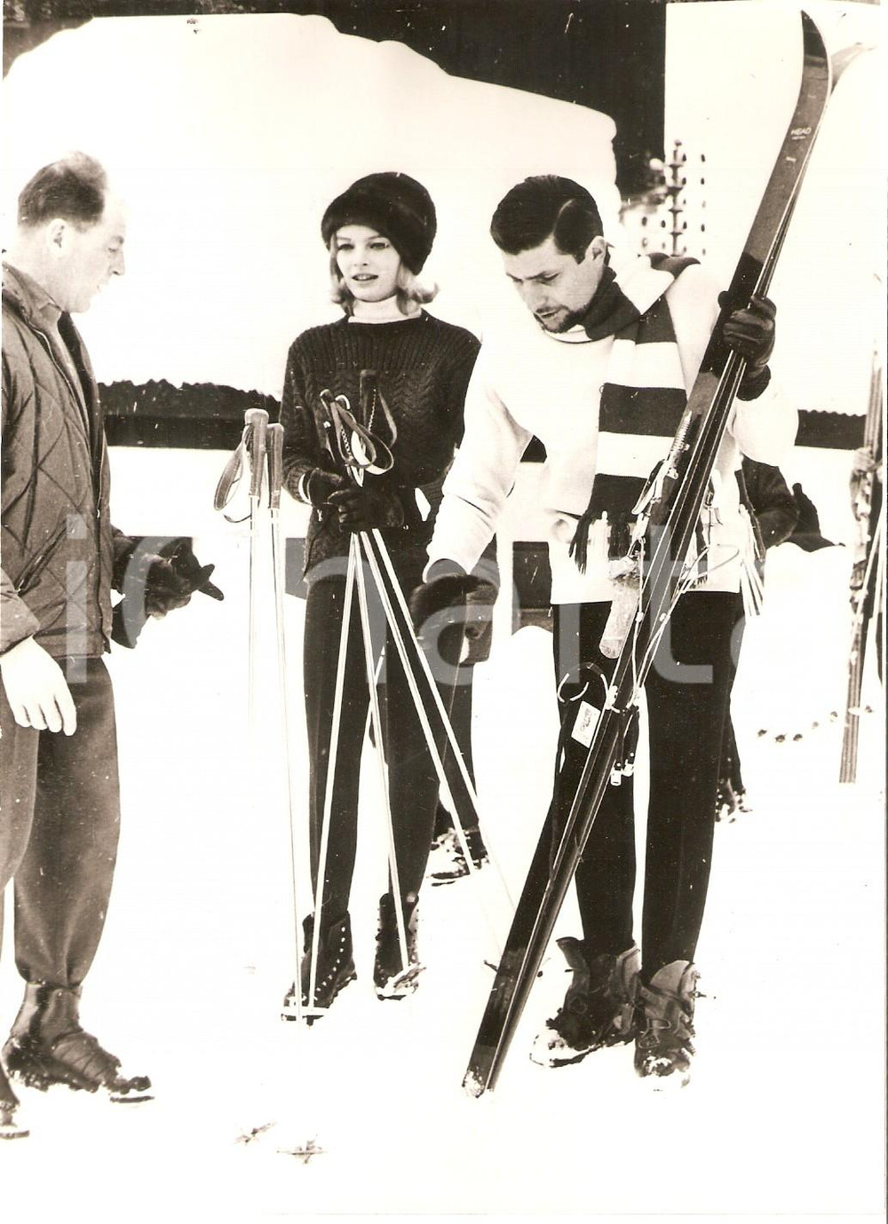 Fotografia d epoca originale 1963 MEGEVE Gunther SACHS VON OPEL e Brigitta LAAF pronti per sciare Foto 1