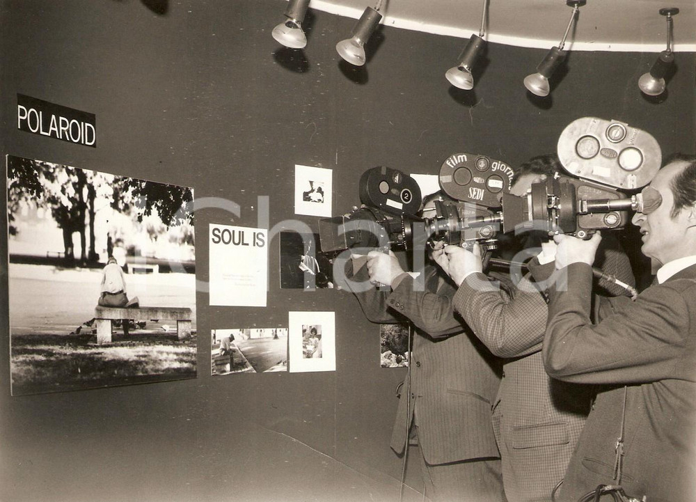 Fotografia d epoca originale 1970 MILANO Galleria IL DIAFRAMMA Telecamere alla mostra di Ken WILLIAMS Foto 1