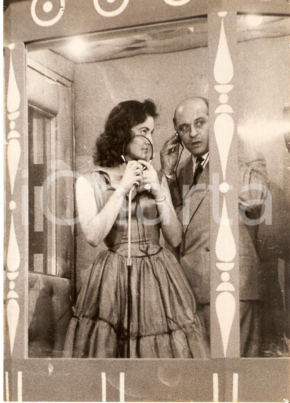 Fotografia d epoca originale 1956 LASCIA O RADDOPPIA Anna Maria BARBATO nella cabina con POLLESI Foto 1