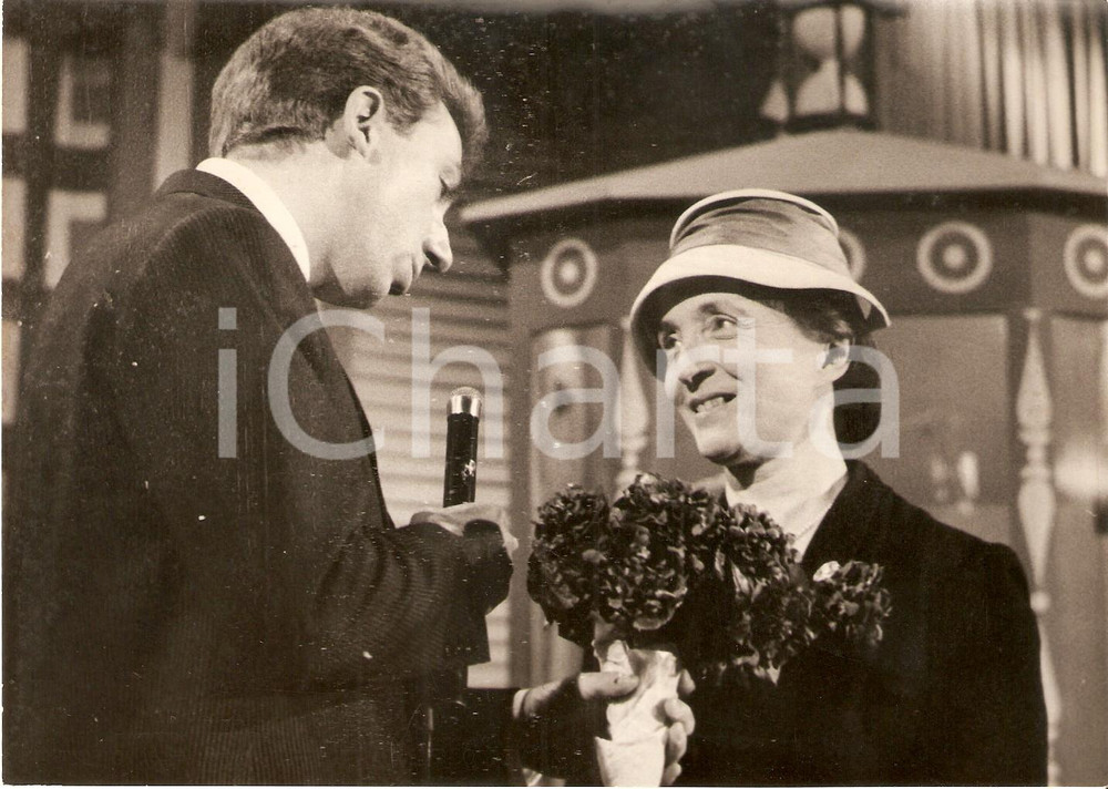 Fotografia d epoca originale 1956 LASCIA O RADDOPPIA Mike BONGIORNO dona fiori alla concorrente Sandra PIODA 1