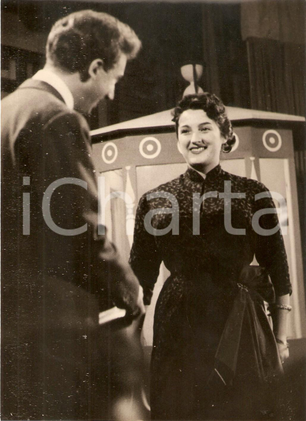 Fotografia d epoca originale 1956 LASCIA O RADDOPPIA Mike BONGIORNO presenta concorrente Anna RESTAGNO Foto 1