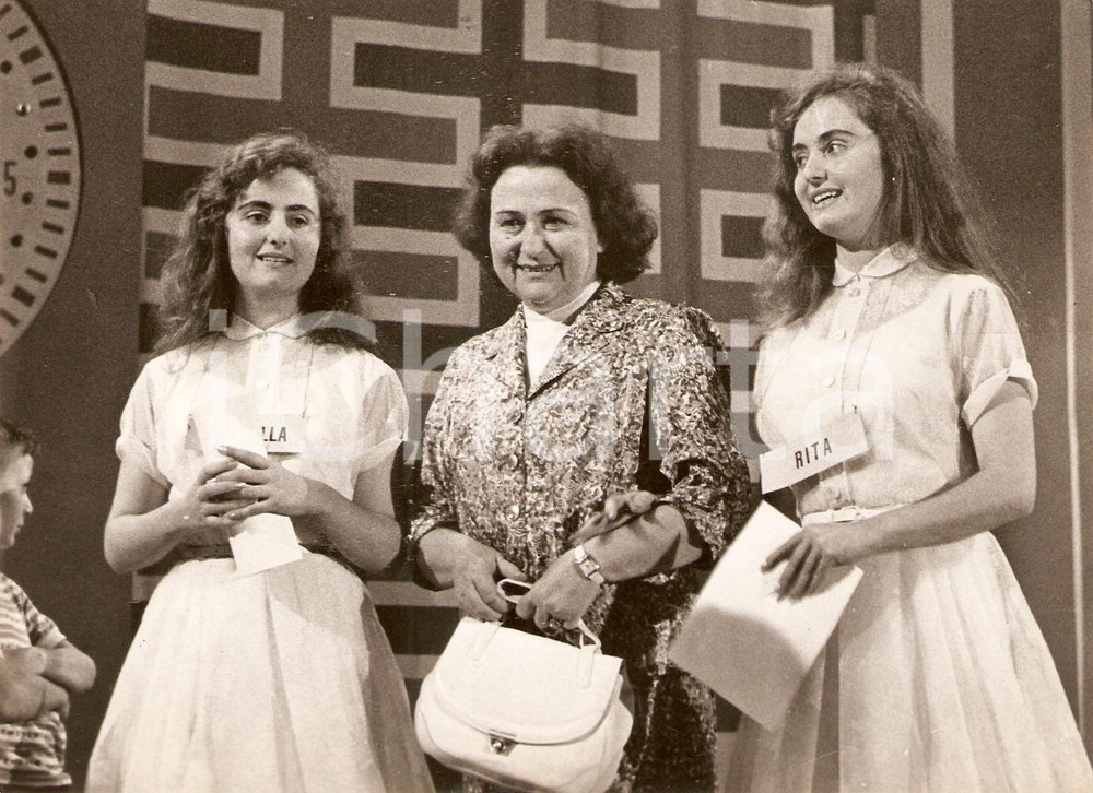 Fotografia d epoca originale 1956 LASCIA O RADDOPPIA Le gemelle APPIOTTI con la madre Foto 18x13 cm 1