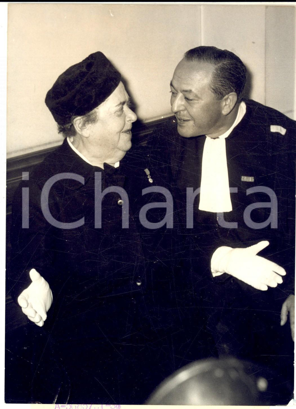 Fotografia d epoca originale 1957 PARIS Elsa MAXWELL con l avvocato nel processo intentato da Faruq d Egitto 1