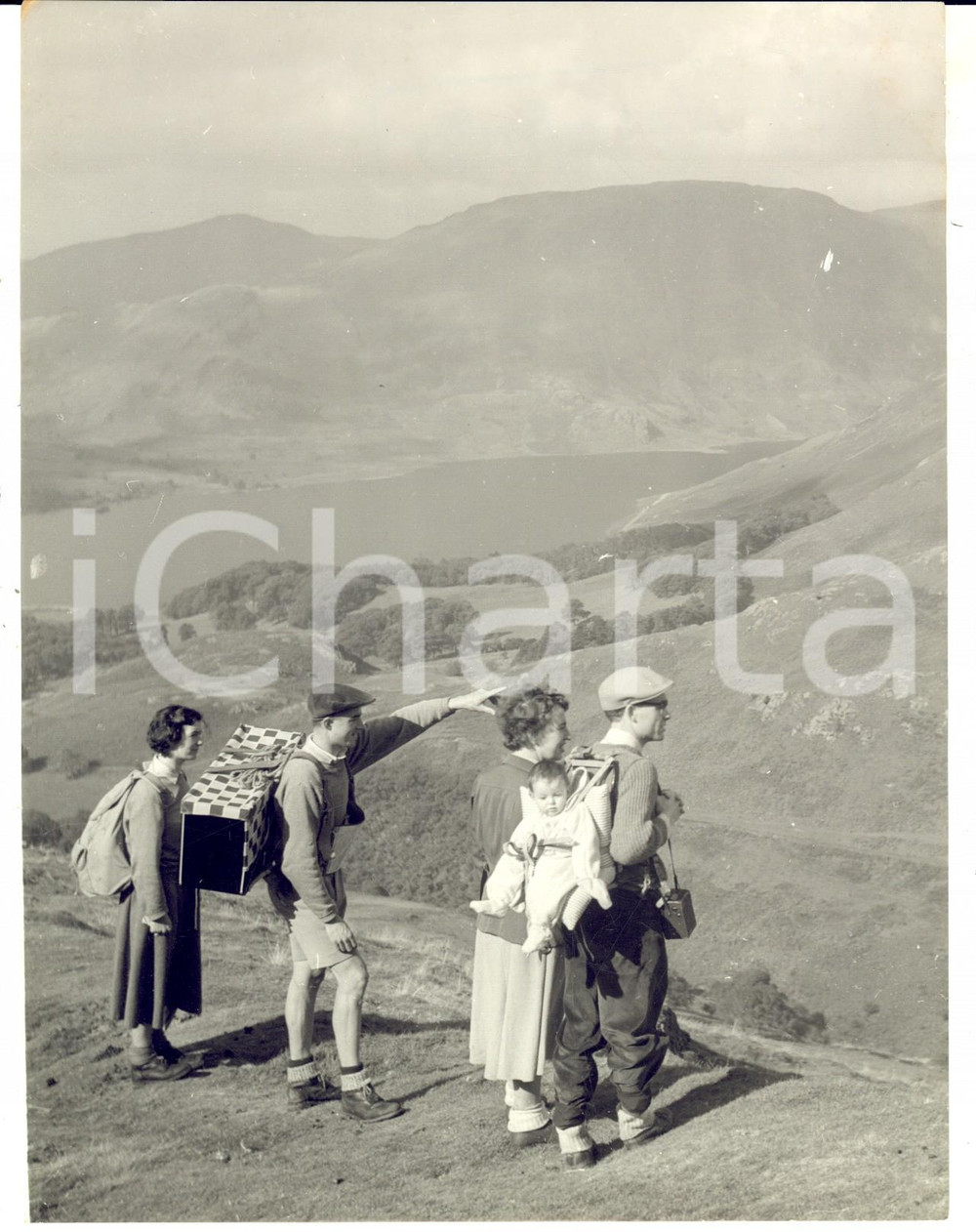 Fotografia d epoca originale 1957 ROBINSON / LAKE DISTRICT Hugh BISHOP and his family going to youth hostel 1