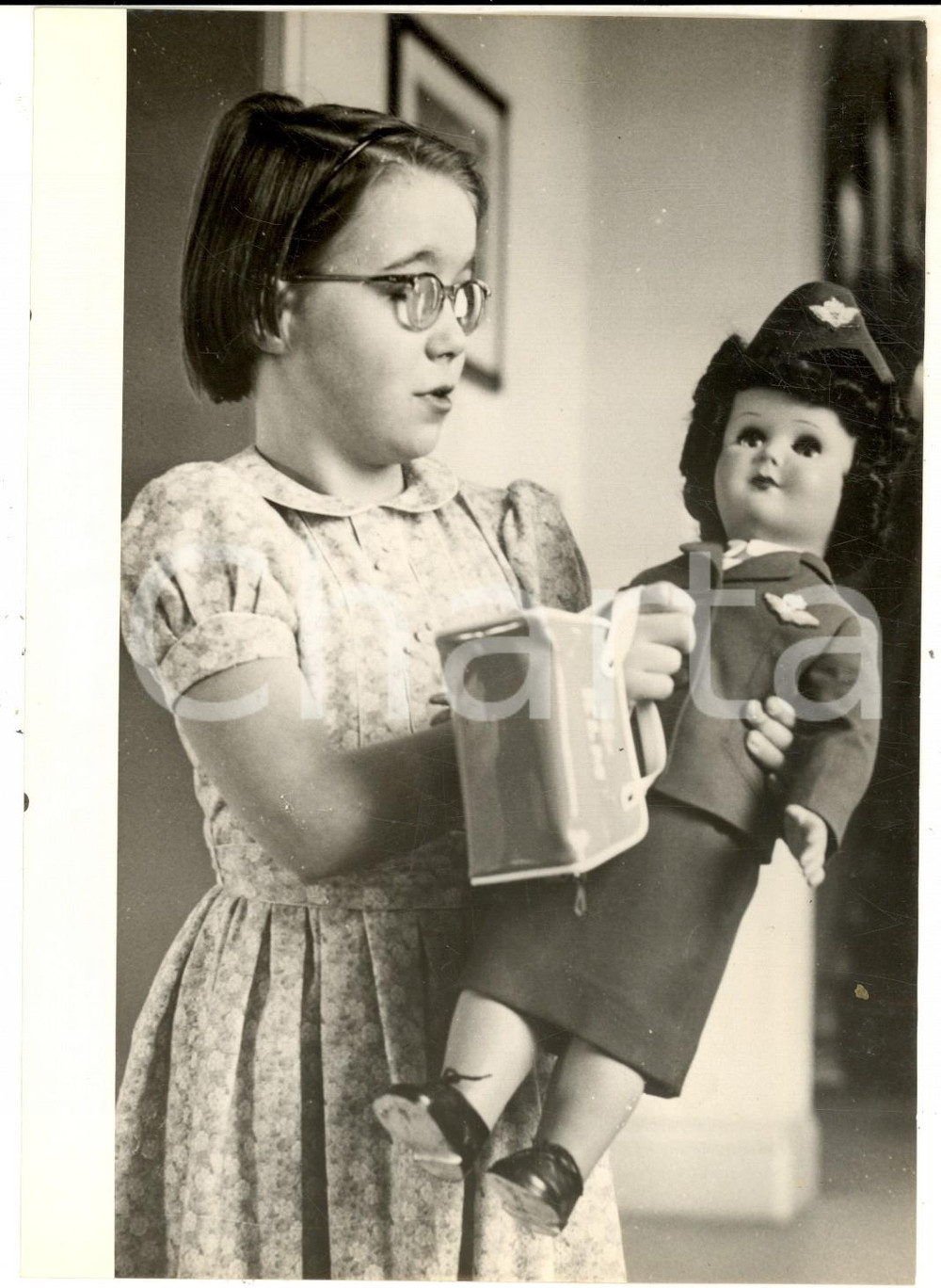 Fotografia d epoca originale 1957 OLANDA Principessina Cristina di ORANGENASSAU con un regalo di compleanno 1
