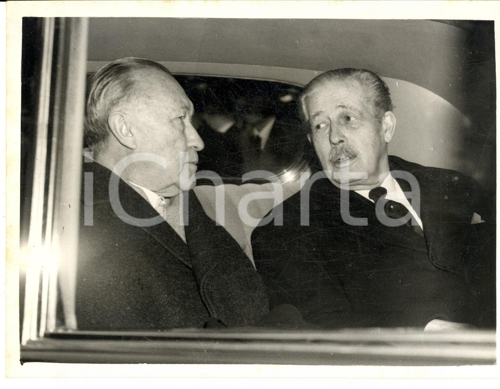 1961 LONDON Konrad ADENAUER and Harold MacMILLAN talking in a car *Photo
