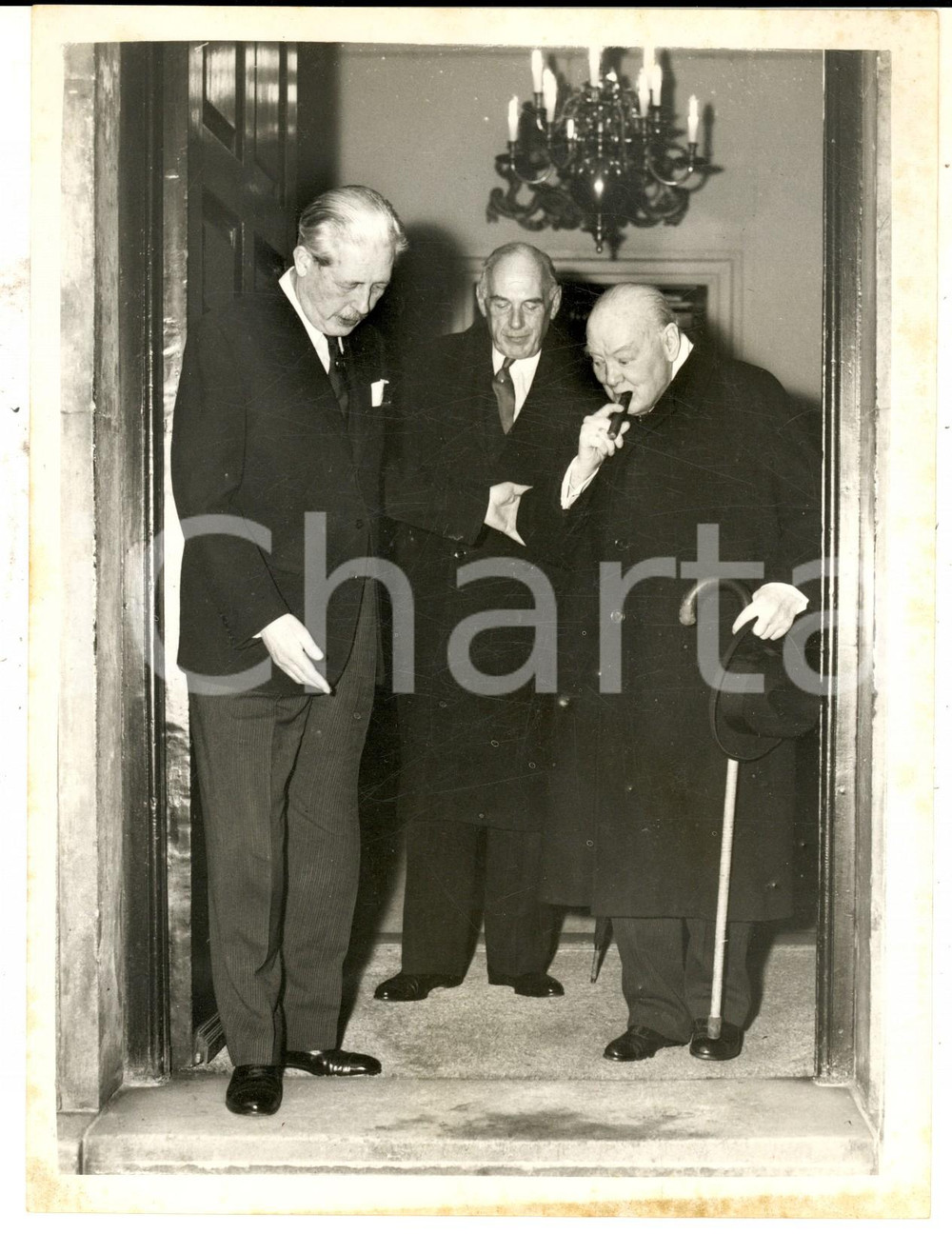 Fotografia d epoca originale 1961 LONDON Harold MacMILLAN helps sir Winston CHURCHILL after a lunch Photo 1