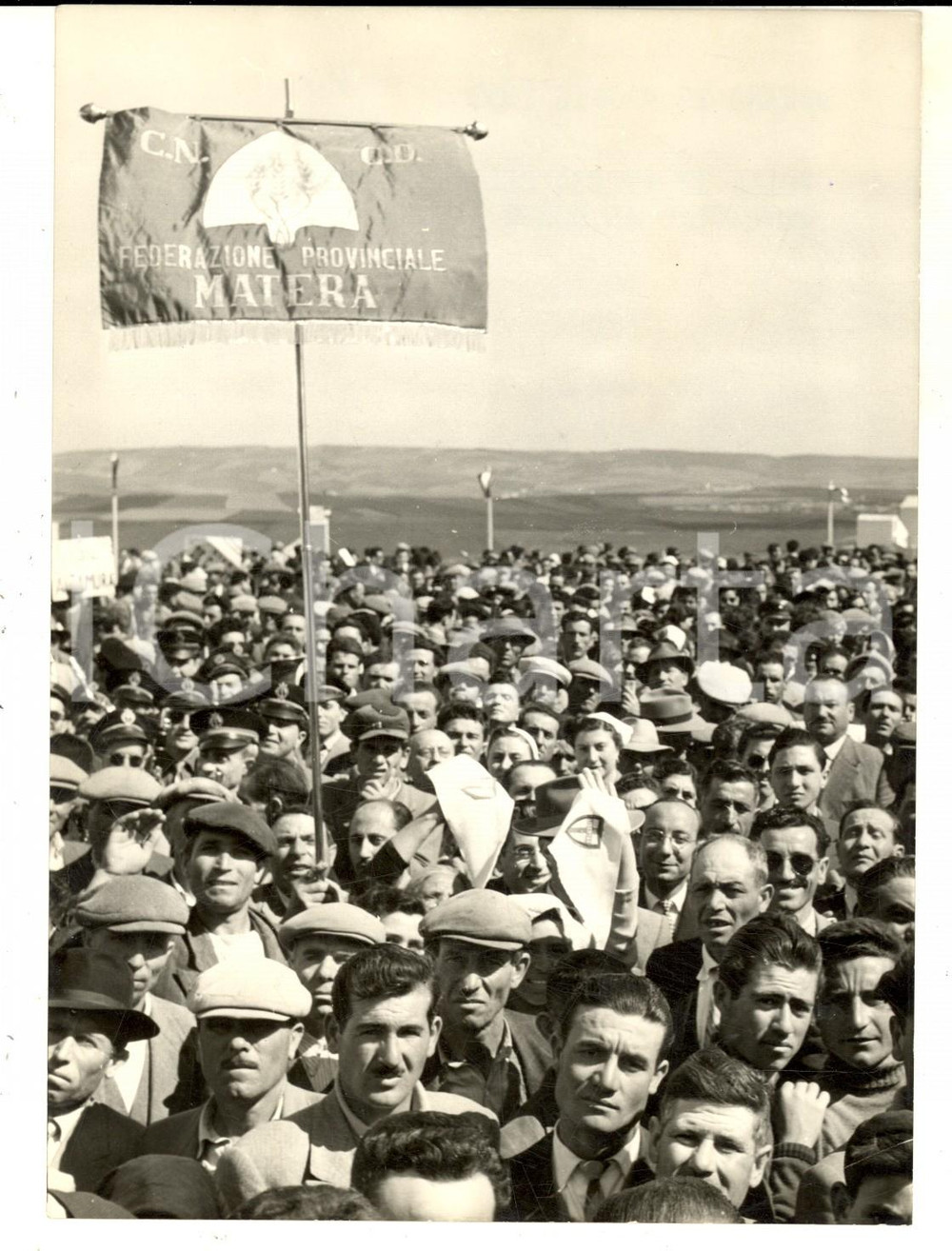 Fotografia d epoca originale 1953 MATERA Borgo LA MARTELLA Folla attende Alcide DE GASPERI Foto 13x18 1