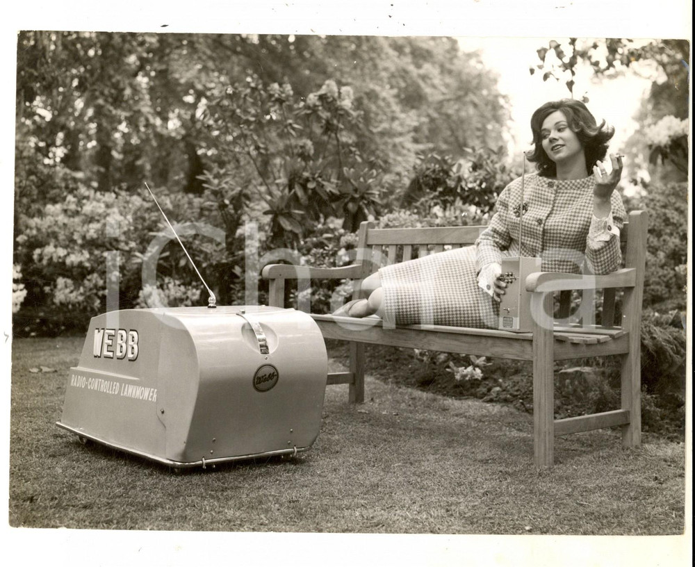 Fotografia d epoca originale 1959 LONDON KENSINGTON Ann MOLLO mowing a lawn by radio Photo 20x15 cm 1