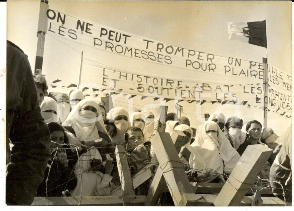 Fotografia d epoca originale 1962 OUJDA MAROCCO Donne marocchine acclamano Ahmed BEN BELLA in visita Foto 1