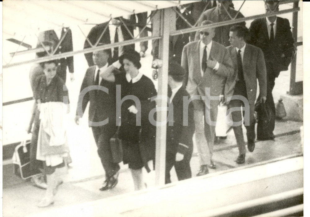 Fotografia d epoca originale 1960 PARIS Crisi degli U2  Arrivo moglie del pilota Francis Gary POWER Foto 1