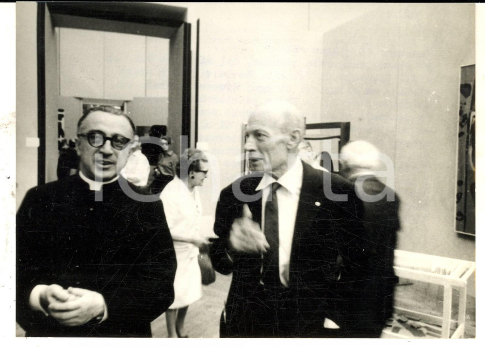 Fotografia d epoca originale 1964 BIENNALE VENEZIA Mario MARCAZZAN con un prete prima del divieto della Curia 1