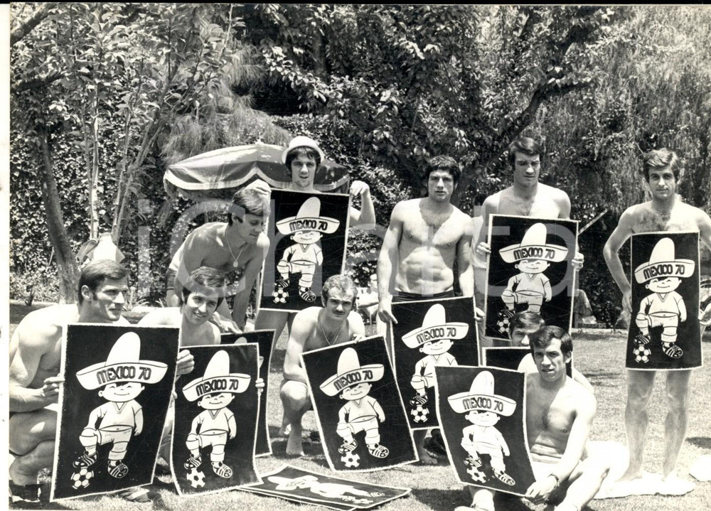 Fotografia d epoca originale 1970 MESSICO MONDIALI CALCIO La squadra italiana in costume da bagno Foto 18x14 1