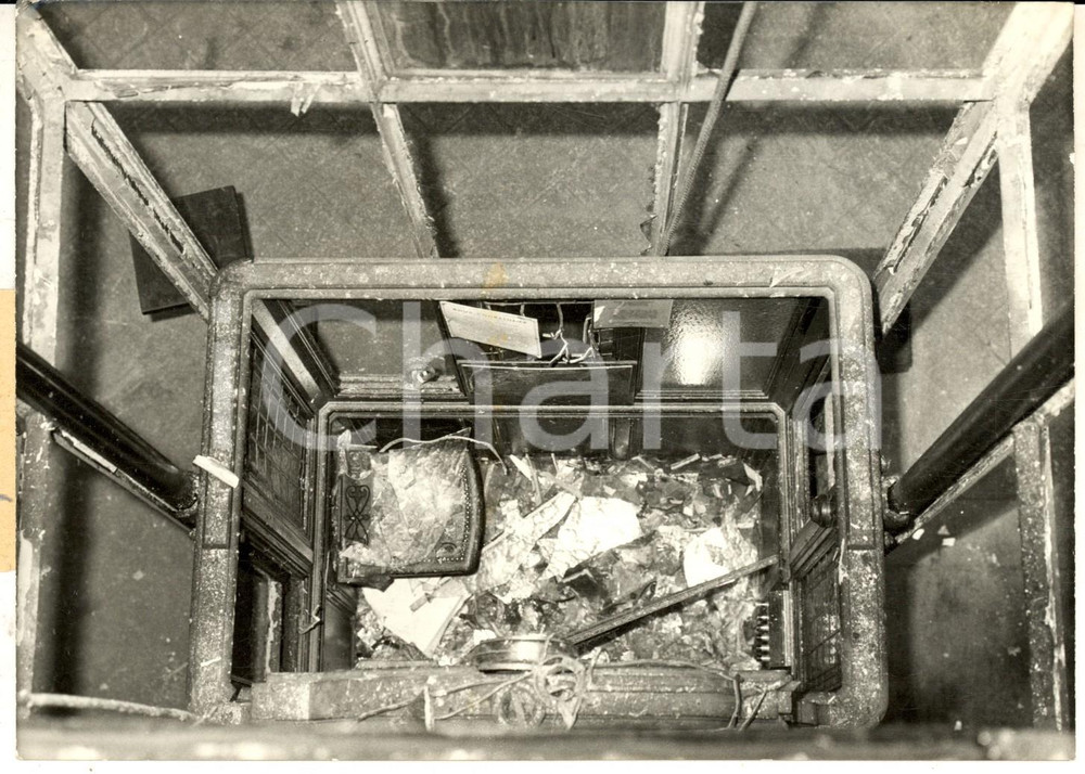 Fotografia d epoca originale 1961 PARIS Attentat au plastic chez le pasteur Marc BOEGNER  L ascenseur Photo 1