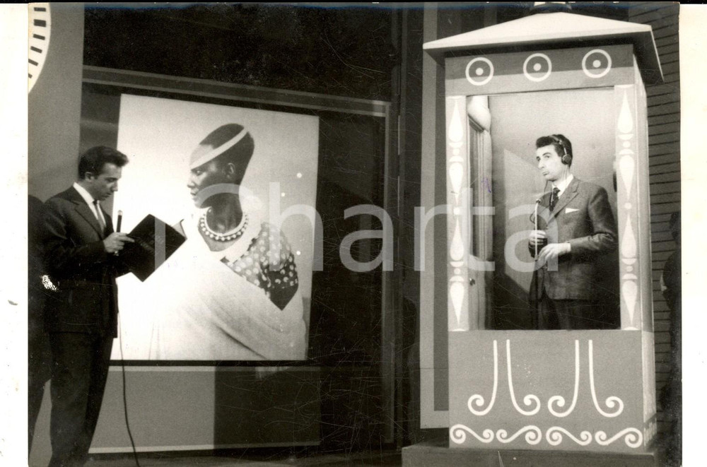 Fotografia d epoca originale 1956 LASCIA O RADDOPPIA Roberto BOSI con Mike BONGIORNO  Etnologia Foto 18x13 1