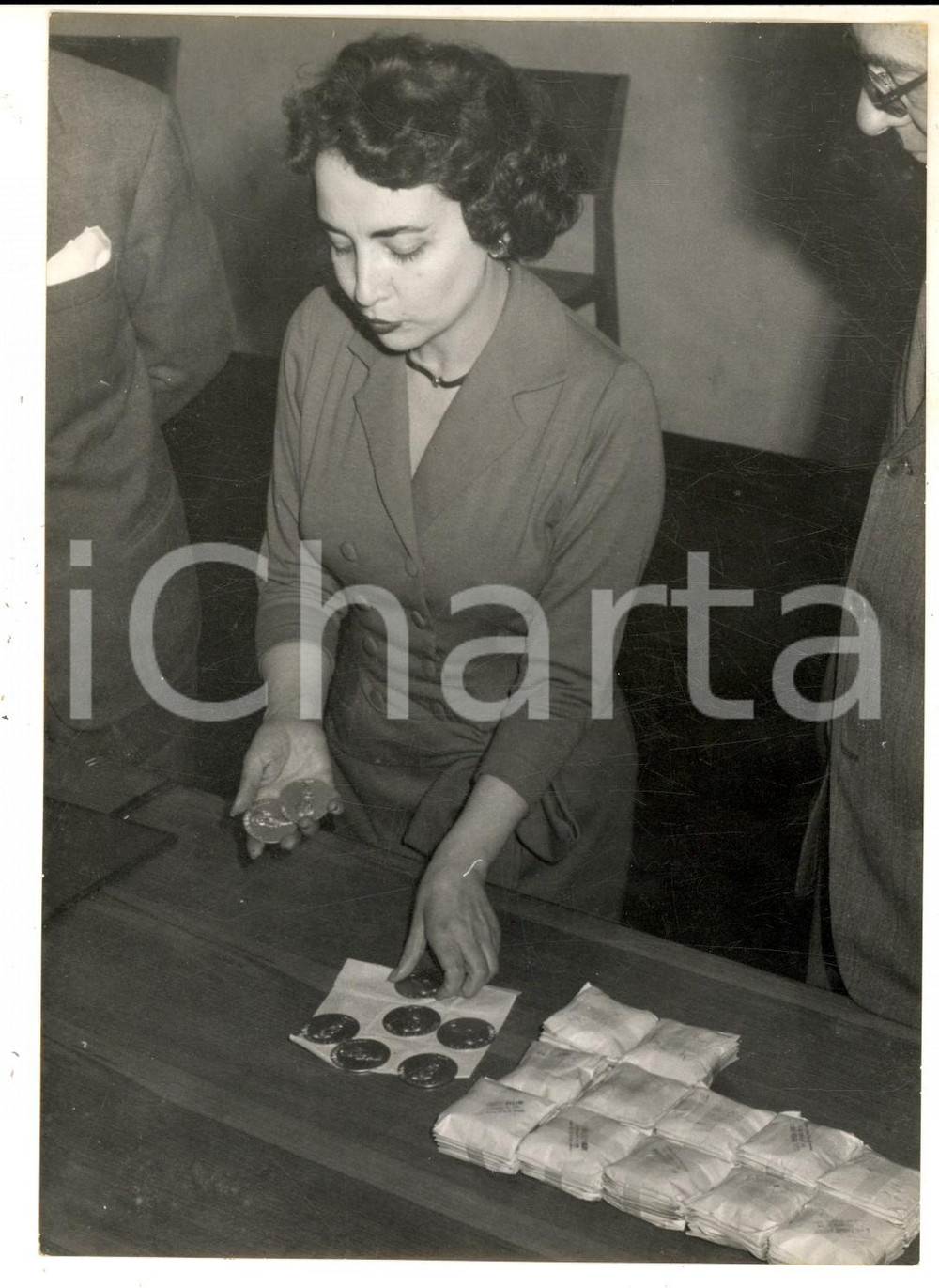 Fotografia d epoca originale 1956 LASCIA O RADDOPPIA Adele GALLOTTI ritira i 5 milioni in gettoni d oro vinti 1