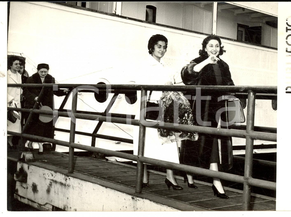 Fotografia d epoca originale 1956 NAPOLI Arrivo di Giovanna FERRARA la sceriffa di LASCIA O RADDOPPIA Foto 1
