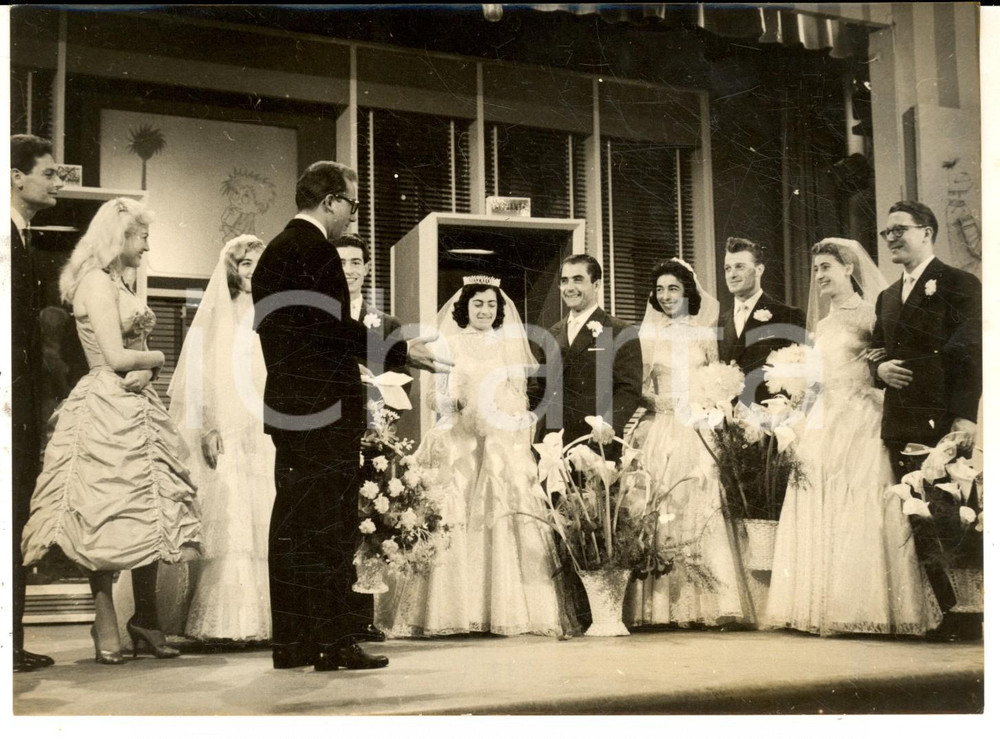 Fotografia d epoca originale 1958 LASCIA O RADDOPPIA Mike BONGIORNO con Paola BOLOGNANI e le quattro spose 1