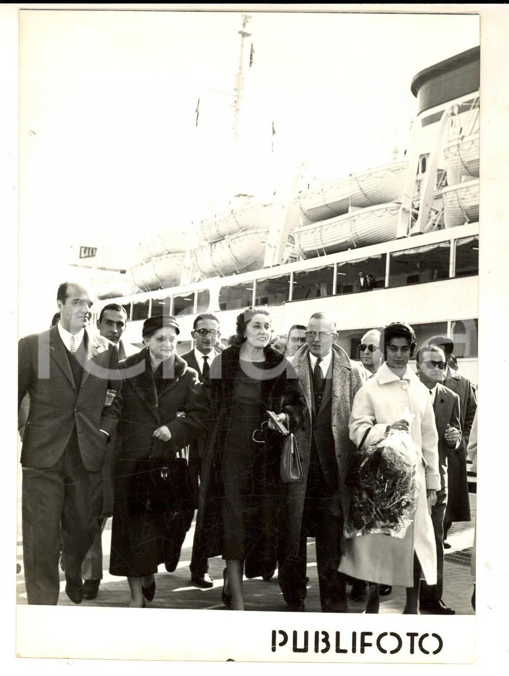 Fotografia d epoca originale 1956 NAPOLI Arrivo di Giovanna FERRARA la sceriffa di LASCIA O RADDOPPIA Foto 1