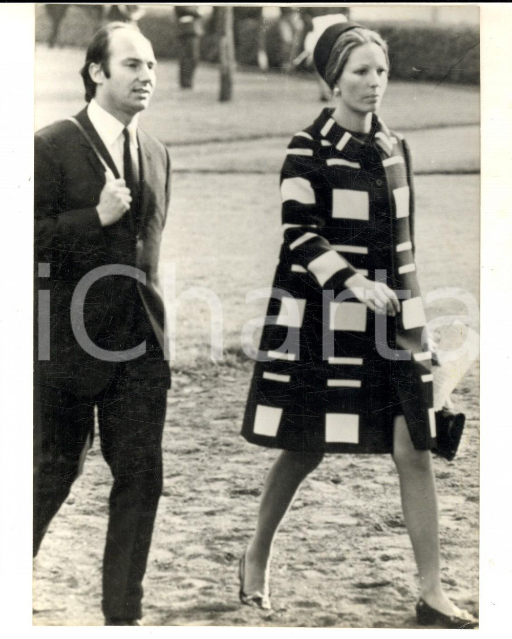 Fotografia d epoca originale 1970 LONGCHAMP Karim AGA KHAN con la Begum Salimah incinta  Foto 13x18 cm 1