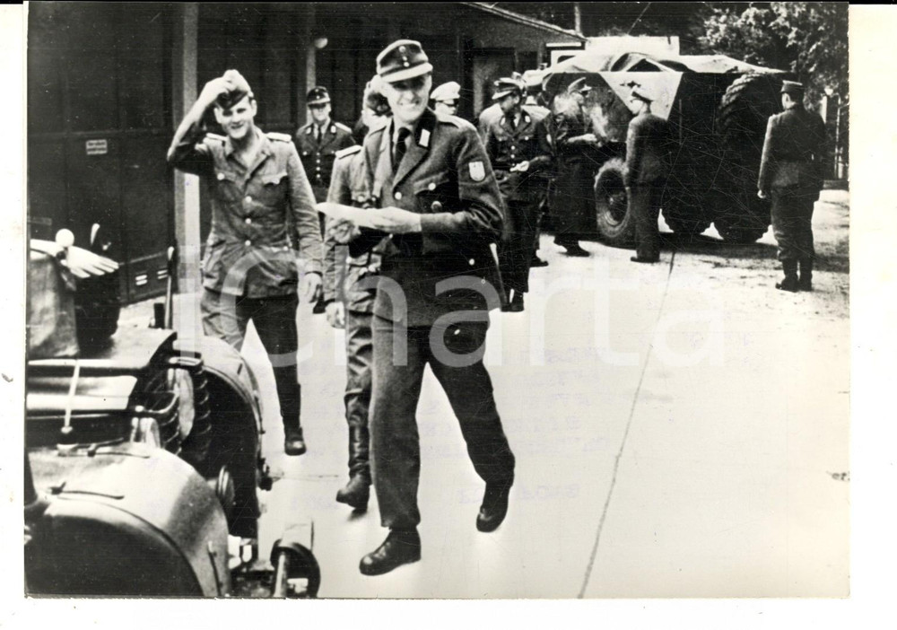 Fotografia d epoca originale 1963 BAD HERSFELD Soldati Germania Est passano la frontiera con un carro armato 1