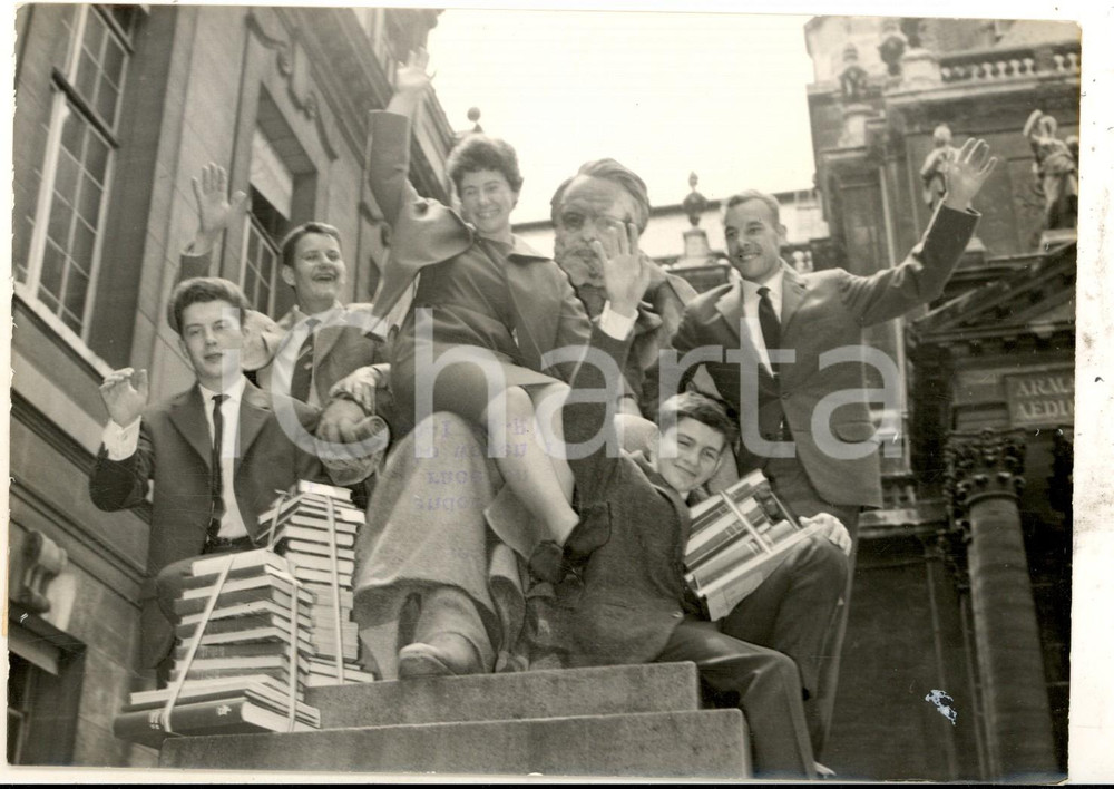 Fotografia d epoca originale 1961 PARIS SORBONNE Concours des lycées  Lauréats sur la statue de Victor Hugo 1