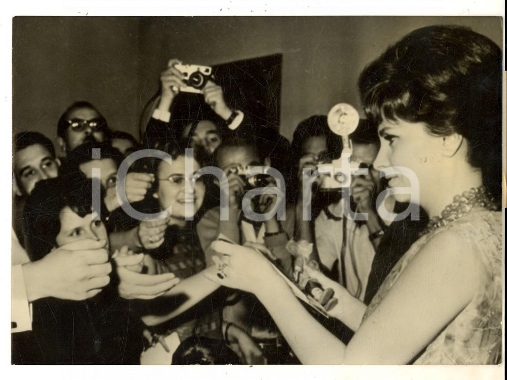 Fotografia d epoca originale 1961 MOSCA Gina LOLLOBRIGIDA circondata dai fan al Festival del Cinema Foto 1