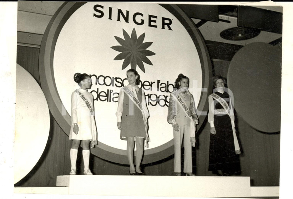 Fotografia d epoca originale 1969 ROMA Concorso SINGER L abito dell anno  Vincitrici Foto 18x13 1
