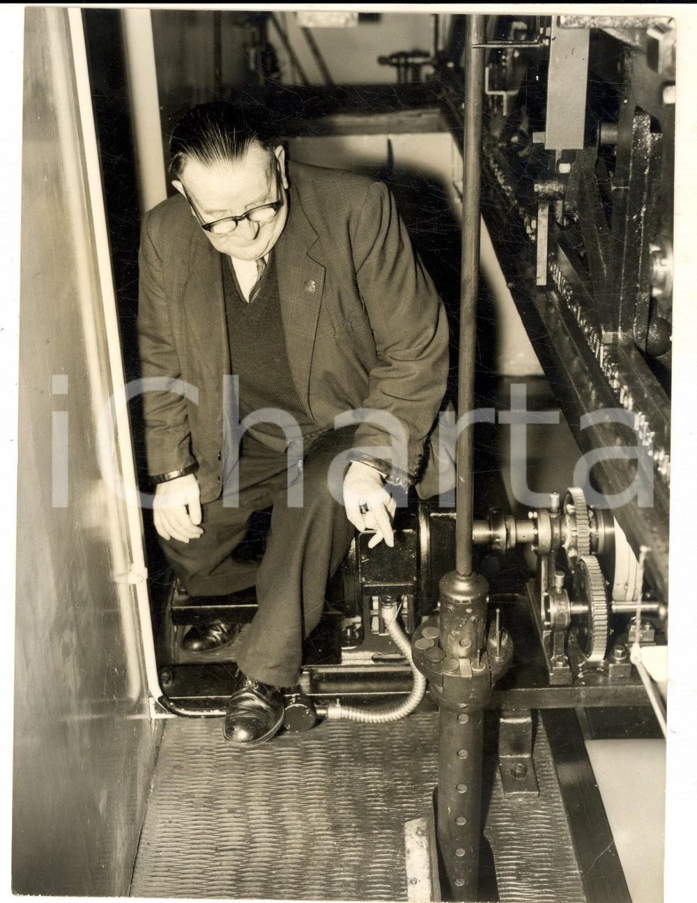 Fotografia d epoca originale 1959 LONDON Arthur LOVERING uses coins to keep BIG BEN mechanism right Photo 1