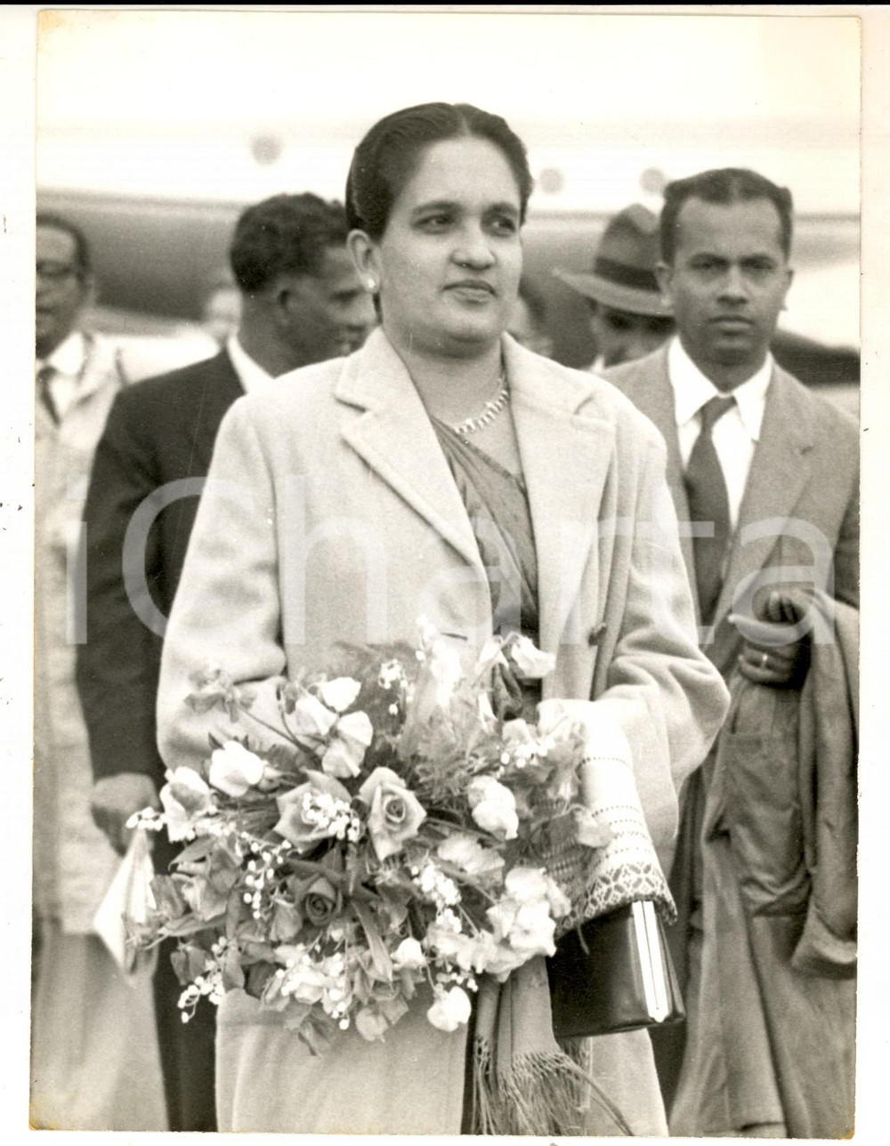 Fotografia d epoca originale 1956 LONDON Sirimavo BANDARANAIKE arrives for Commonwealth Conference Photo 1