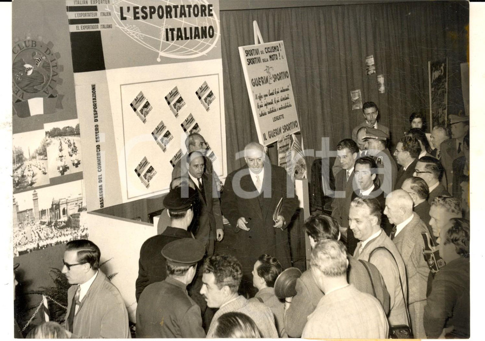 Fotografia d epoca originale 1957 FIERA MILANO Armando ANGELINI inaugura Mostra del Ciclo e Motociclo 1