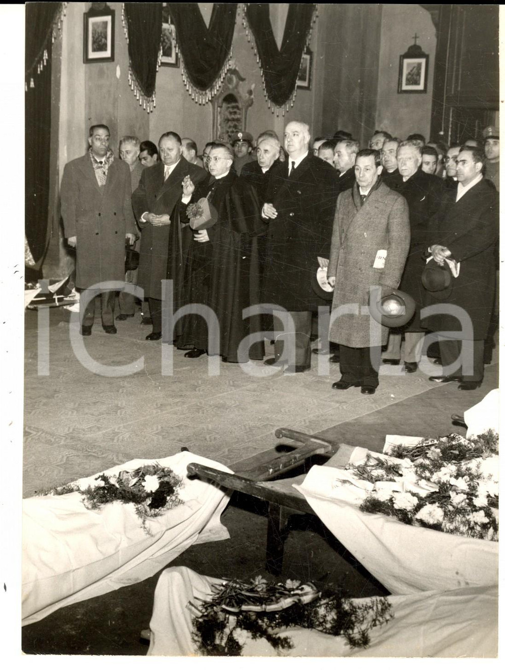 Fotografia d epoca originale 1957 CODOGNO Ministro Armando ANGELINI omaggia vittime deragliamento MILANOROMA 1
