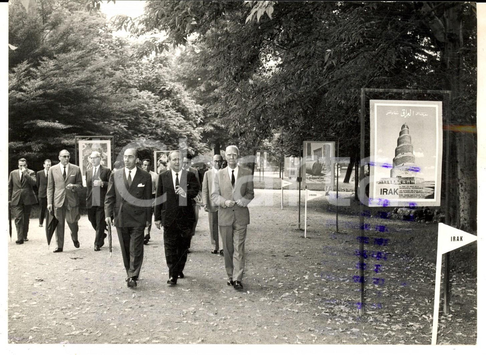 Fotografia d epoca originale 1964 MILANO VILLA REALE Inaugurazione Mostra Manifesto Turistico  Dino VILLANI 1