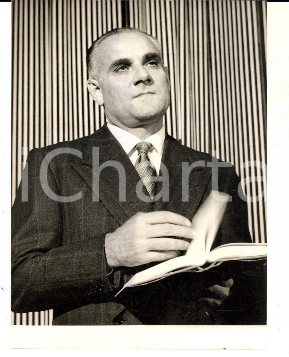Fotografia d epoca originale 1959 ROMA Lo scrittore Alberto MORAVIA candidato per il premio Nobel Foto 14x18 1