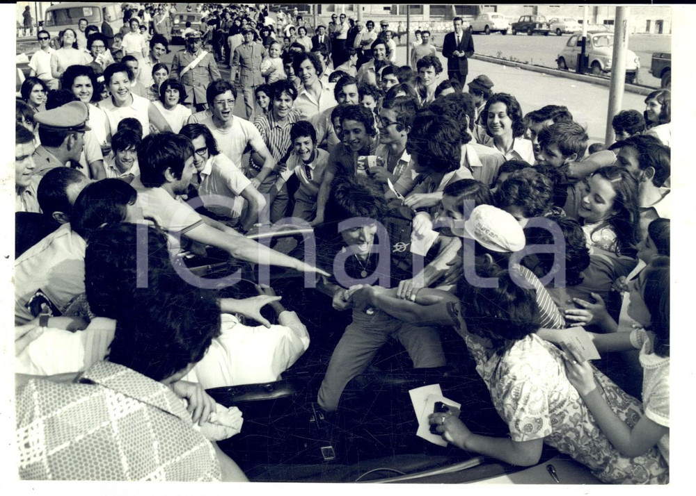 Fotografia d epoca originale 1970 CANTAGIRO DON BACKY assalito dai fan sulla propria auto Foto 18x13 cm 1