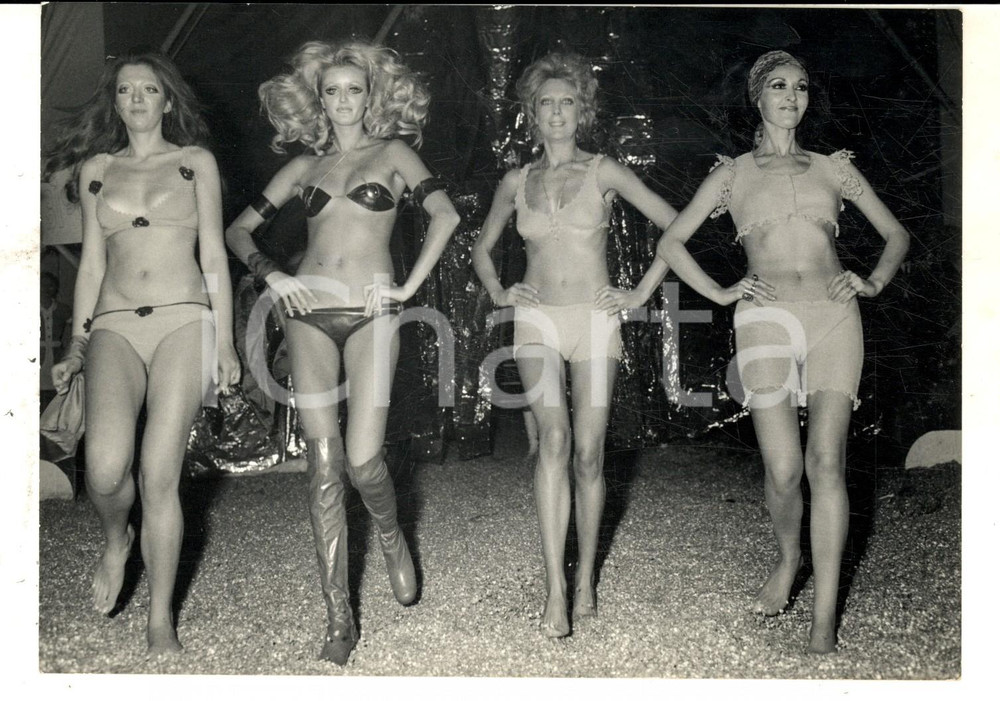 Fotografia d epoca originale 1969 MILANO MODA CIRCO MEDINI Sfilata costumi da bagno BIG BIS Foto 18x13 cm 1