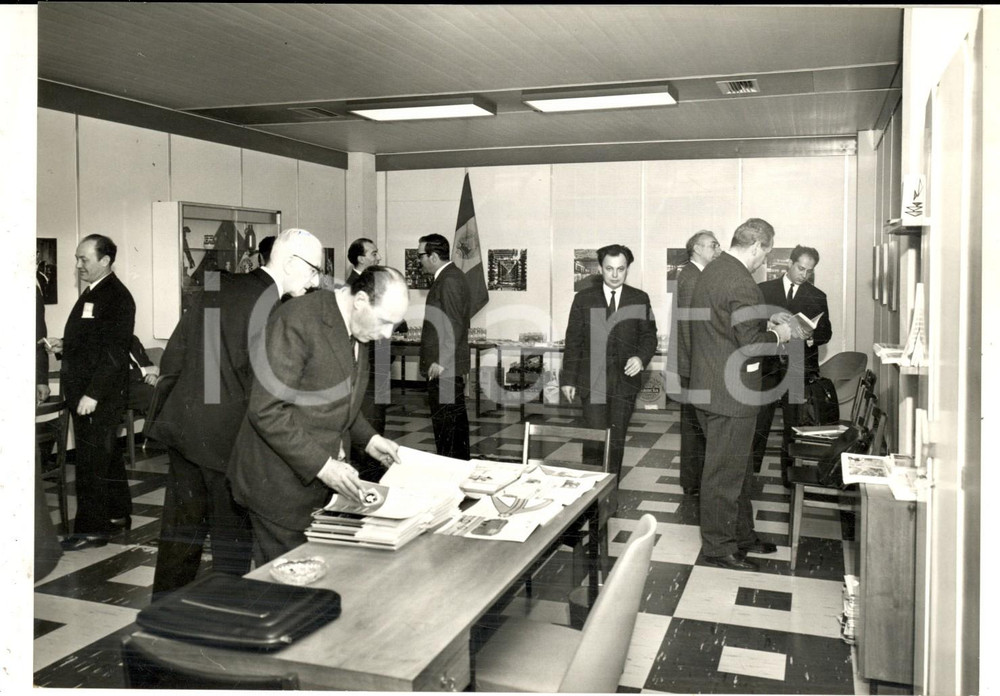 Fotografia d epoca originale 1968 MILANO Istituto ItaloAmericano  Commercianti pronti alla 46 Fiera Foto 1