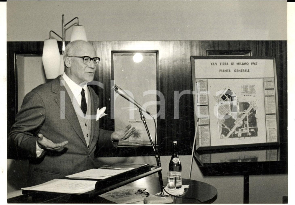 Fotografia d epoca originale 1968 MILANO FIERA Michele Guido FRANCI illustra il catalogo d anticipo Foto 1