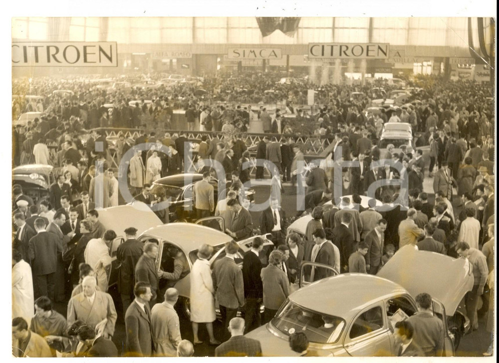 Fotografia d epoca originale 1962 PARIS Salon de l Automobile  Veduta degli stand affollati Foto DANNEGGIATA 1
