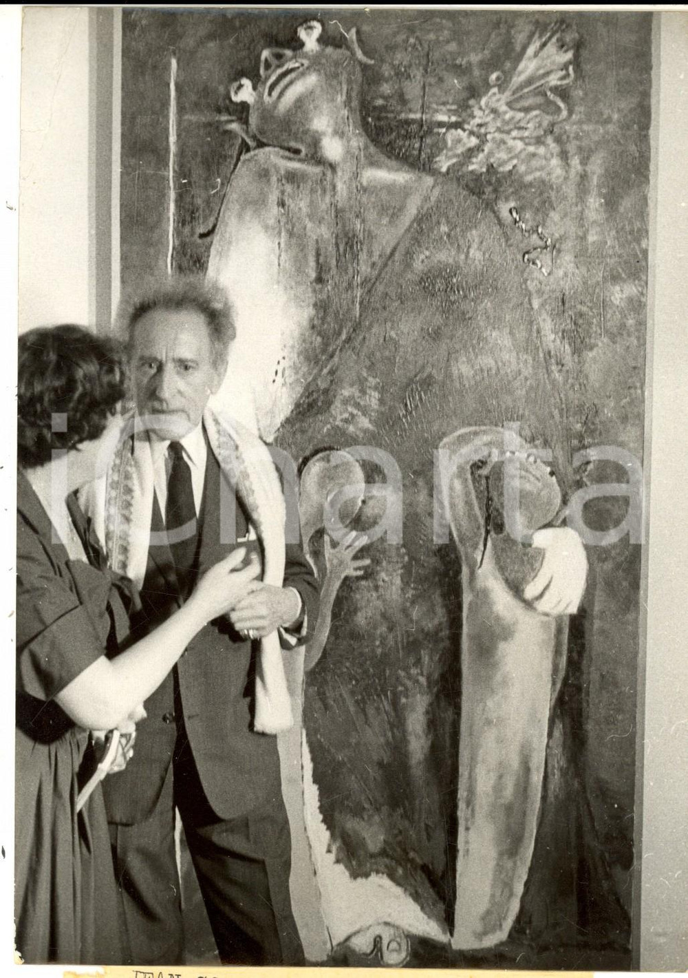 Fotografia d epoca originale 1960 PARIS Jean COCTEAU mostra a Lucie WEILL i suoi dipinti orfici DANNEGGIATA 1