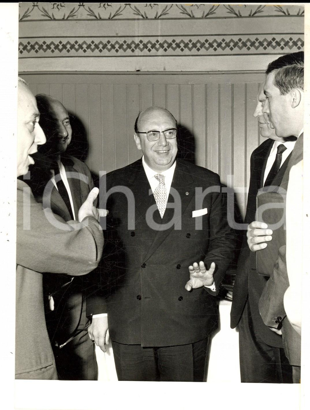 Fotografia d epoca originale 1967 MILANO Presidente Torello PUCCINI presenta XXXI Salone della Calzatura Foto 1