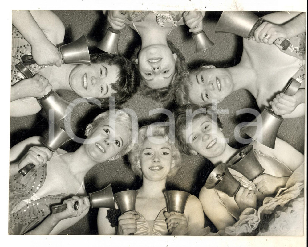 Fotografia d epoca originale 1961 DUDLEY HIPPODROME The chorus of the pantomime Snow White with their bells 1