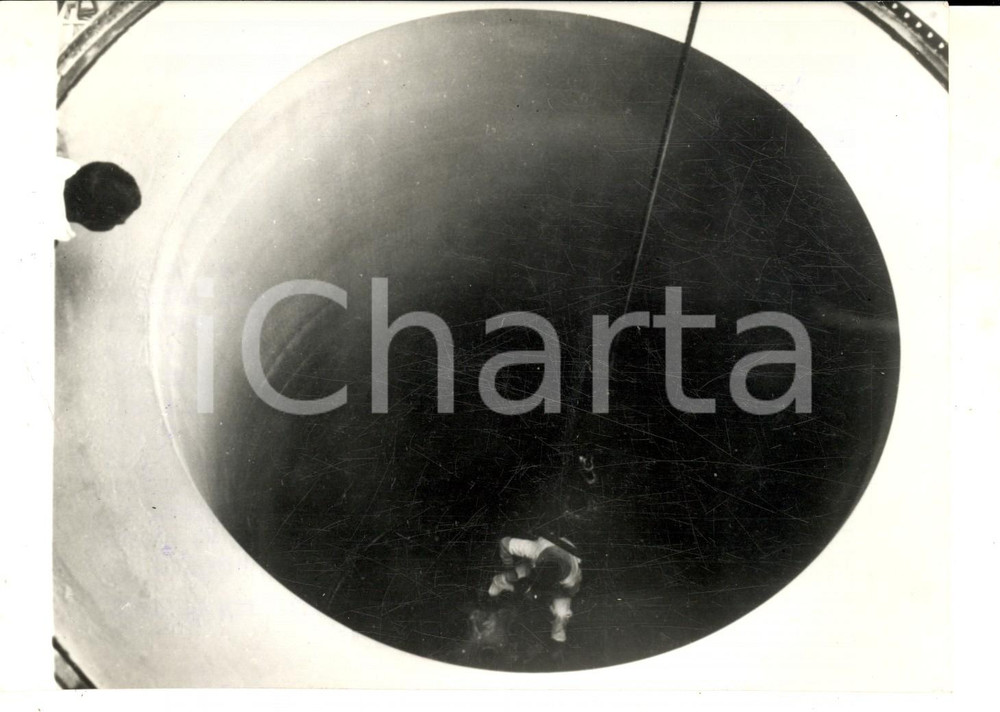 Fotografia d epoca originale 1964 USA Tecnico si cala in un razzo a propulsione LOCKHEED Foto 18x13 cm 1